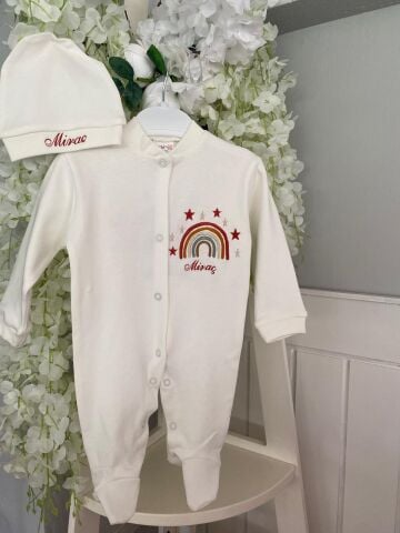 Bohem Gökkuşağı Nakışlı İsimli Yenidoğan Tulum Takımı